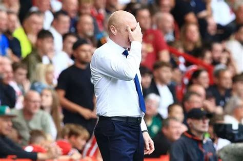 Abysmal Use Of Referee S Spray Leaves Everton S Sean Dyche With Head