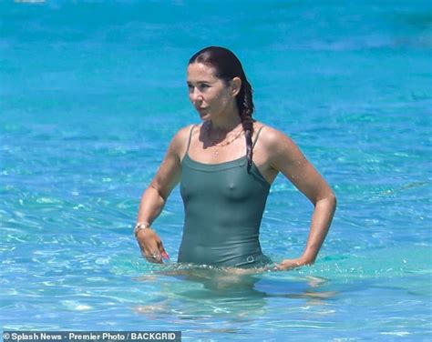 Hot Sexy Susan Mary Cooper Bikini Pics