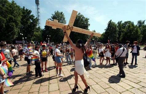 Roma escándalo del Orgullo Gay Jesús con tacones altos