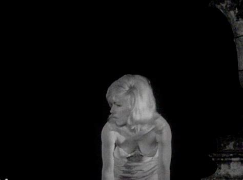 Naked Luana Anders In Dementia 13