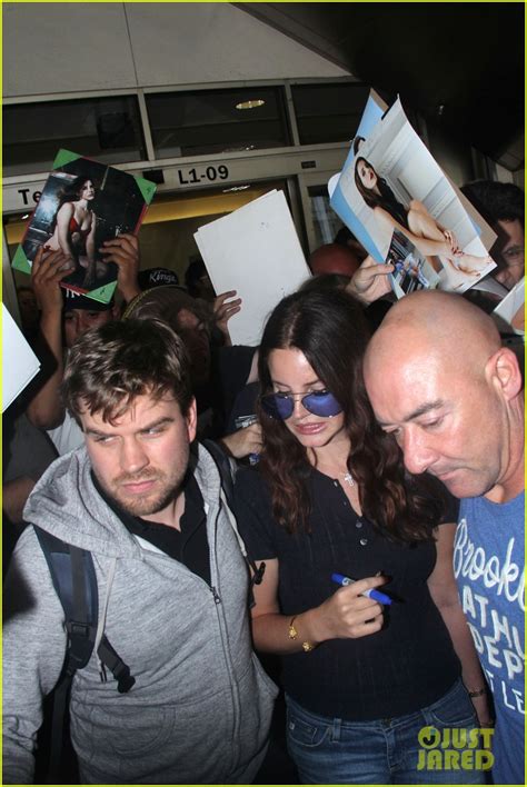 Lana Del Rey Gets Completely Surrounded By Fans At The Airport Photo