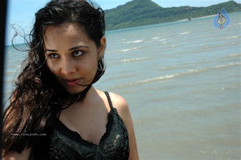 Nisha Kothari New Hot Stills Photo Of