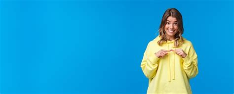 Timide Et Mignonne Belle Jeune Fille Caucasienne Blonde Rougissant Et Faisant Face Kawaii Pour