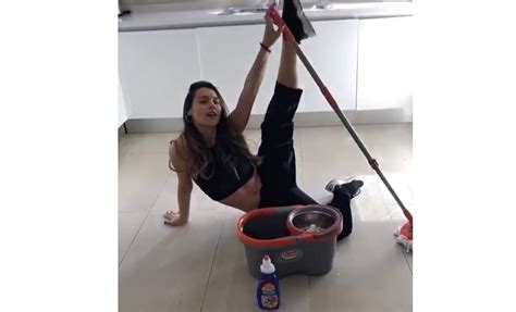 Video El Baile Hot De Pampita Limpiando El Piso Radio Eme
