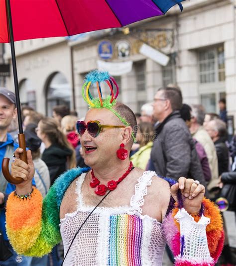 2019 Um Homem Mais Idoso As Asas Alaranjadas Da Borboleta Que Atendem à Parada De Gay Pride