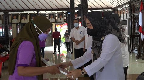 Buruh Rokok Dan Petani Tembakau Di Purbalingga Terima Blt Dbhcht Youtube