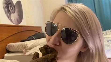 Blonde girl trying to eat a big piece of shit ThisVid 日本語で