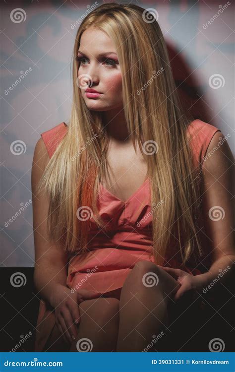 Blonde Frau Im Rosa Kleid Stockbild Bild Von Mode Kleid