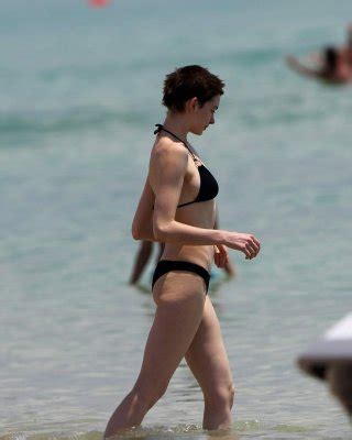 Anne Hathaway Wearing A Sexy Black Bikini On A Beach In Miami Porn Pictures XXX Photos Sex