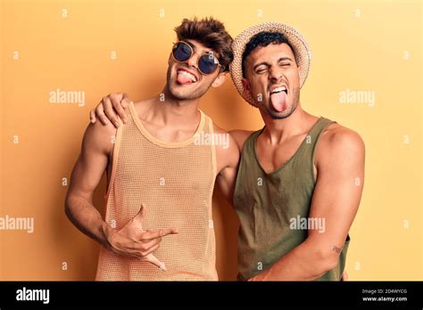 Jeune Gay Couple Portant Des V Tements D T Collant La Langue Dehors Heureux Avec L Expression