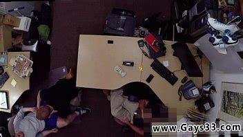 Hombres heterosexuales chupando amigos gay Él vende su culo apretado por dinero en efectivo