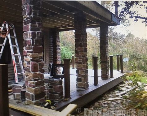 Отделка металлических столбов на веранде - фото