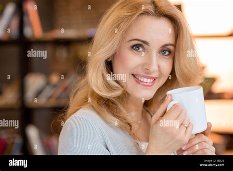 Femme blonde mature attirante Banque de photographies et dimages à haute résolution Alamy