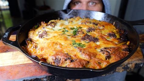 PASTELON DE PLATANO MADURO Y BISTEC ENCEBOLLADO CON EL BISTEC BLANDITO