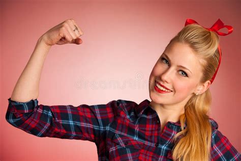 Belle Jeune Femme De Pin Up Blonde Faisant Des Gestes Nous Pouvons Le Faire Au Dessus Du Re