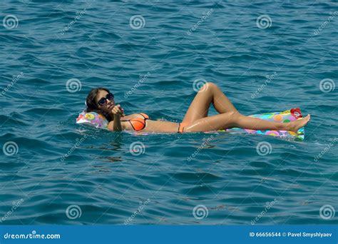 Femme Sur Le Matelas Gonflable De Plage En Mer Photo Stock Image Du