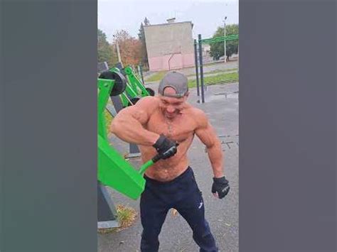 Мощное упражнение на тренажёре хорошо задействованы мышцы плеча ...