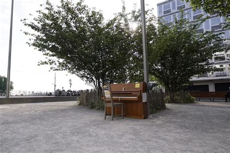 Piano place du Rhône Pianos Égarés