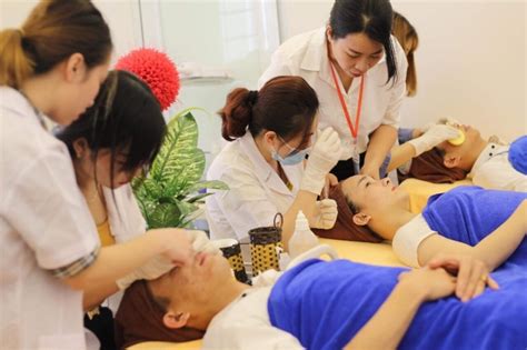 Nữ học ngành gì hot nhất hiện nay