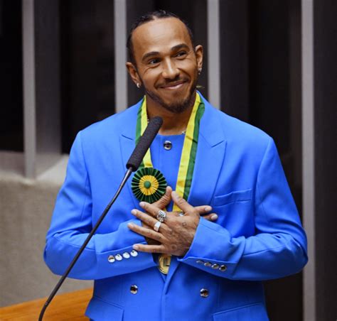 Lewis Hamilton recebe título de Cidadão Honorário Brasileiro e faz