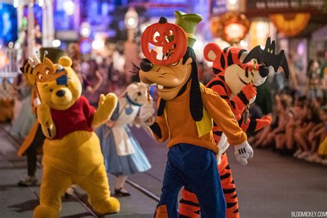 mickeys boo   parade returns marks  fully staffed parade