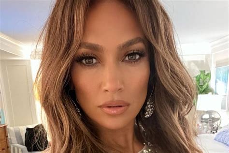 J Lo aumenta a temperatura da web nova coleção de lingerie