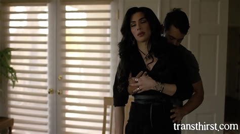 Ex novio tóxico sabe cómo salirse con la suya con mi culo trans XVIDEOS