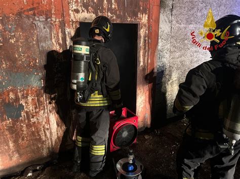 FOTO Cervinara Capannone A Fuoco Tre Ore Per Domare Le Fiamme