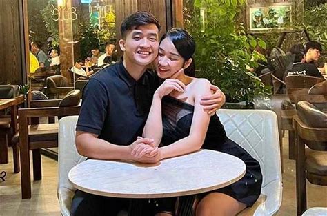 Chàng hot boy U23 Việt Nam hạnh phúc bên cô giáo Thảo xinh đẹp