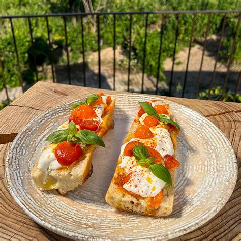 Tartine grillée de tomates confites à la burrata de Cyril Lignac