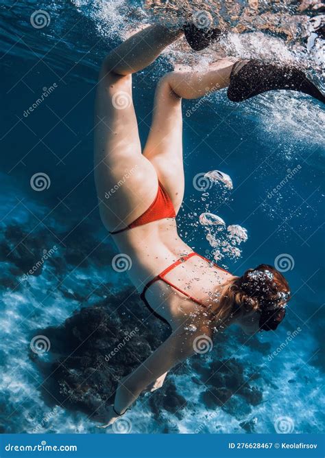 Mujer Sexy En Bikini Buceando Bajo El Agua En El Océano Azul Tropical Imagen de archivo Imagen