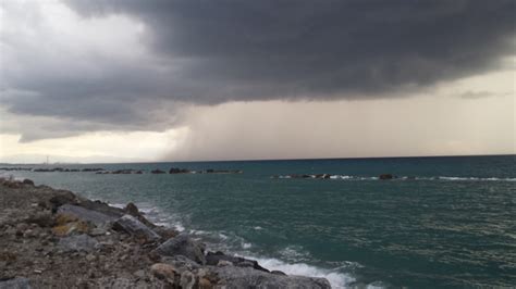 Maltempo Violenti Temporali Al Sud Spettacolari Tornado Da Napoli A