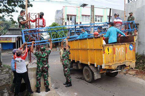 Anggota Koramil 410 05 TKP Dan Warga Laksanakan Gotongroyong Dirikan