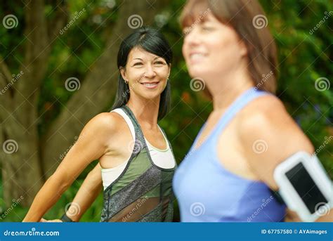 Due Donne Mature Che Tengono Misura E Che Streching Prima Del Pareggiare Fotografia Stock