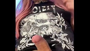 Preciosa chica trans tatuada se masturba y tiene una corrida increíble XVIDEOS