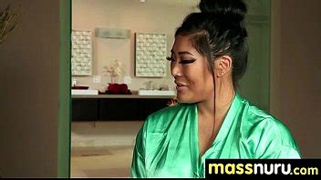NuruMassage desliza un coño aceitoso en una polla XVIDEOS