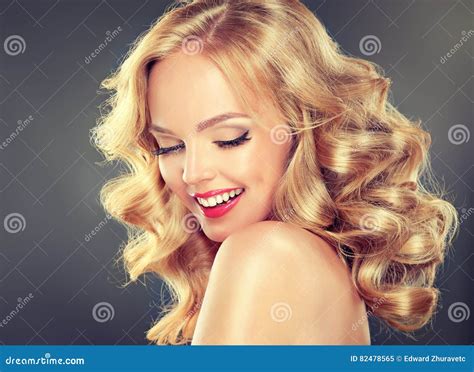 Jong Breed Het Glimlachen Blonde Haired Meisje Model Stock Afbeelding Image Of Dicht Juwelen