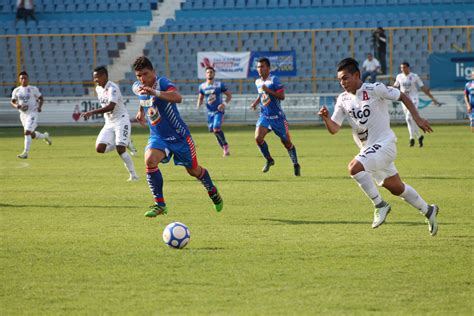 El legado de los técnicos en el fútbol salvadoreño: un análisis profundo