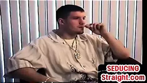 Peludo polla str8 chico chupado y masturbado por papá gay en casa xHamster