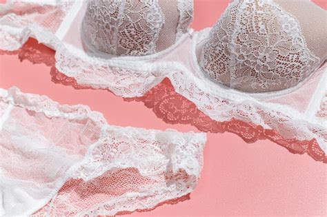 Suti E Calcinha De Renda Branca Sexy Em Fundo Rosa Lingerie Elegante Plana Lay Conceito De Moda