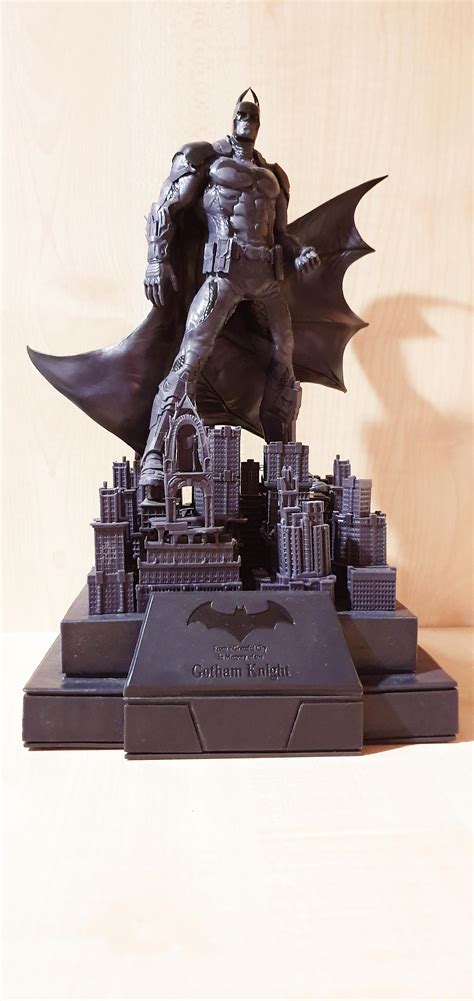 Batman statue from Arkham knight collectors edition : batman