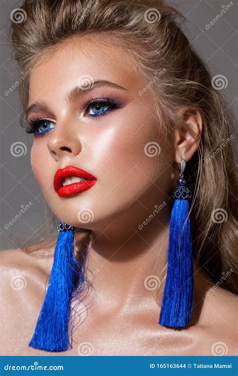 Jonge Blonde Meid Met Heldere Make Up Perfecte Huid Haarfijn Haar En Heldere Rode Lippenstift