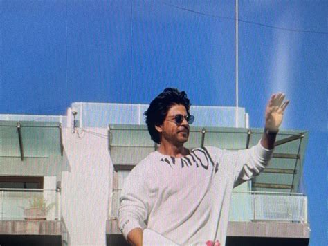 [Watch] Shah Rukh Khan Fans Perform His Signature Pose Outside Mannat ...