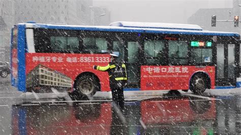 以雪为令，迎寒而上！石家庄交警路面坚守护平安澎湃号·政务澎湃新闻 The Paper