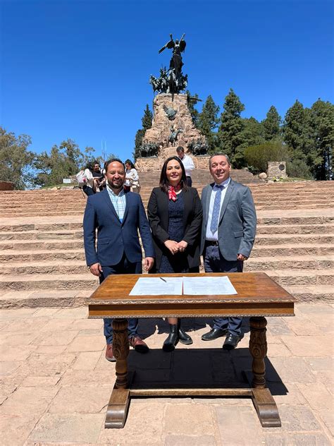 Ministros y secretarios de educación de América Latina y autoridades del Banco Mundial firman