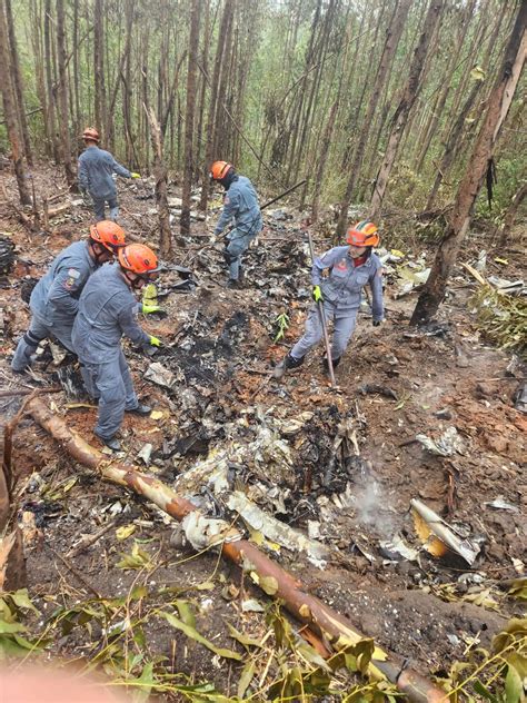 Corpos De Acidente De Avião - Corpos de vítimas de acidente aéreo no interior de SP são levados para ...