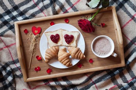 Prima Colazione Romantica A Letto Per Il Giorno Di Biglietti Di S