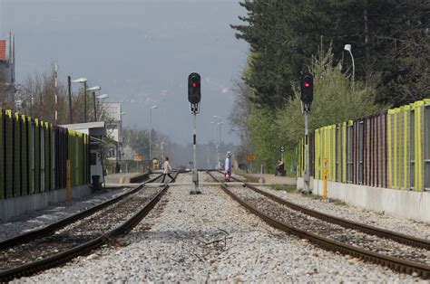 Vlak trčil v delavca na progi 31 letnik na kraju nesreče umrl