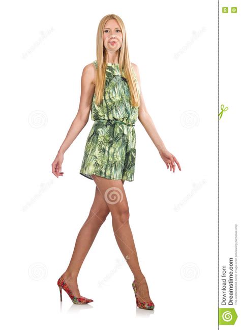 Blonde Haarvrouw Groene Korte Kleding Dragen Op Wit Wordt Geïsoleerd Stock Afbeelding