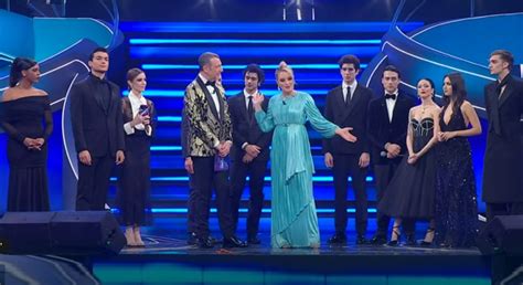 Sanremo Il Cast Di Mare Fuori Acclamato Sul Palco Dell Ariston